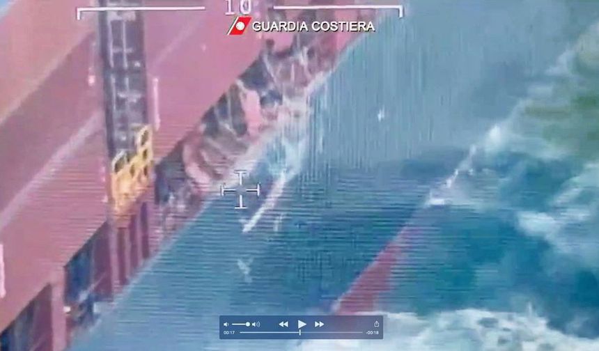 (Video) Sicilya açıklarında iki gemi çarpıştı!