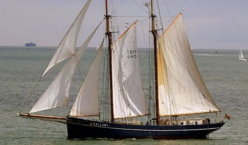 Yelkenli kargo gemisi Bahamalar açıklarında alabora oldu, iki mürettebat kayıp