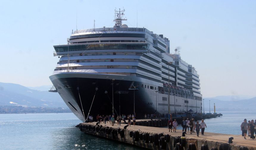 Turizm kenti Alanya’ya sezonun 2’nci yolcu gemisi demirledi