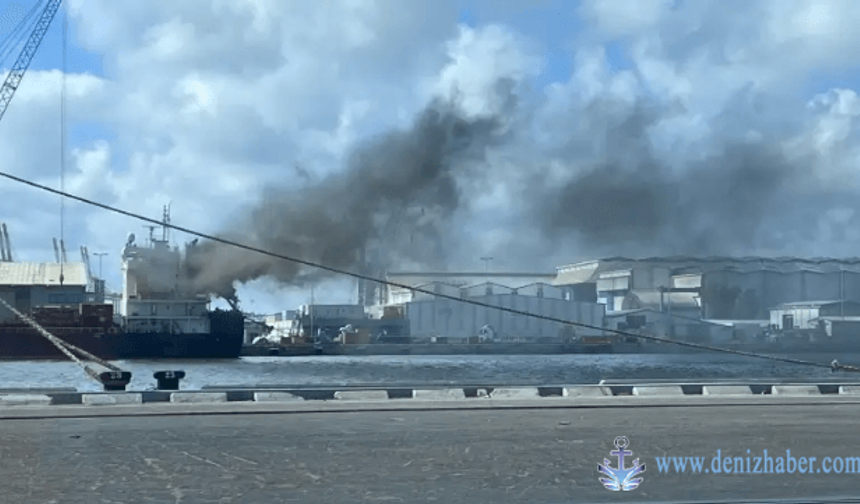 İsrail'in Hayfa Limanı'nda Yük Gemisi Alev Aldı