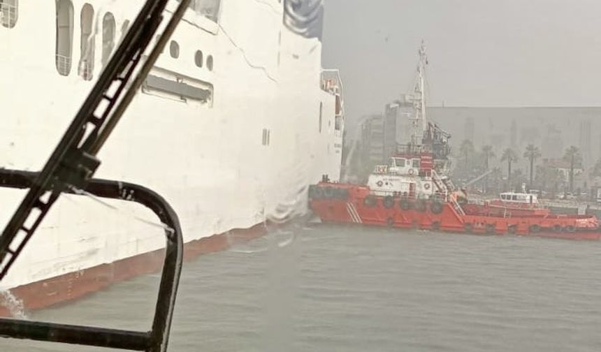 İzmir Alsancak Limanına bağlı geminin fırtınada halatları koptu