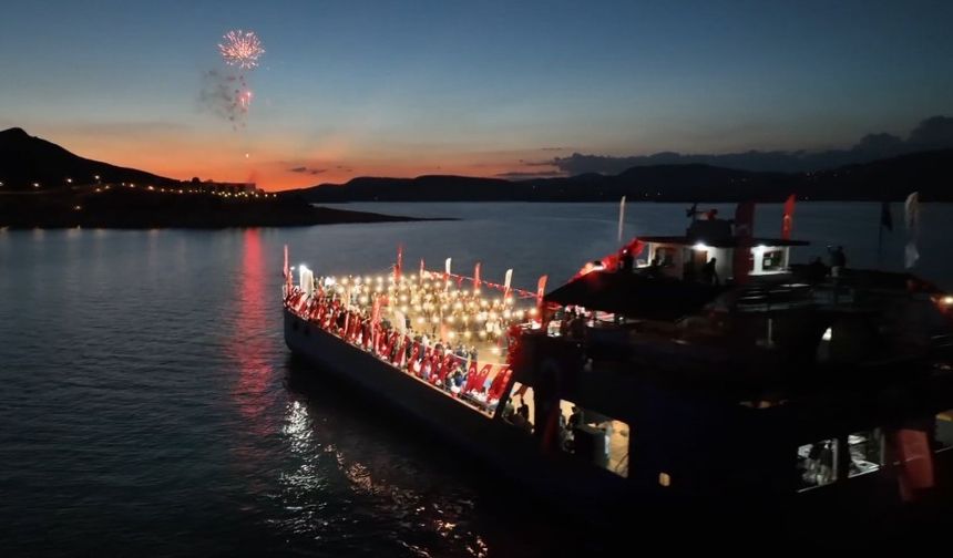 Tunceli'de 30 Ağustos kutlamaları gezi feribotunda yapıldı