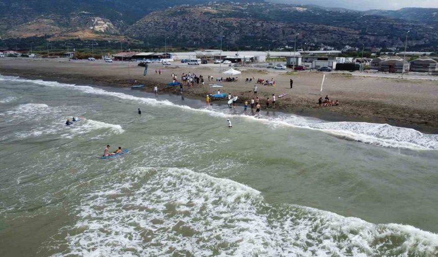 Depremzede çocuklar Akdeniz’in dalgalarında sörf yapmayı öğreniyor