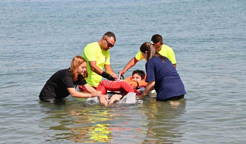 Manavgat Belediyesi özel gereksinimli bireyi denizle buluşturdu