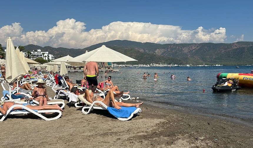 Marmaris’te denizin keyfini turistler çıkarıyor