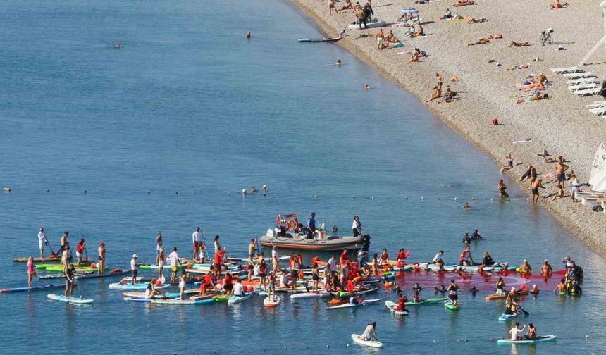 Antalya’da dalgıçlar denizde dev Türk bayrağı açtı