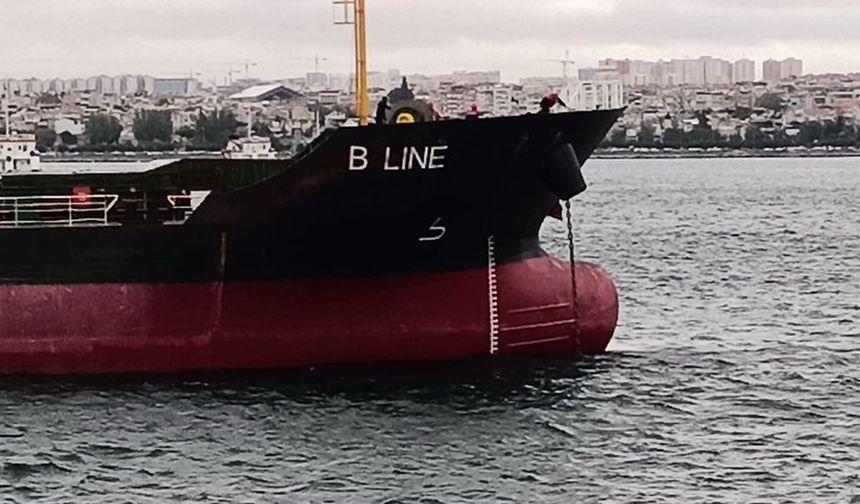 İstanbul Boğazında makine arızası yapan kuru yük gemisi Ahırkapı’ya çekildi