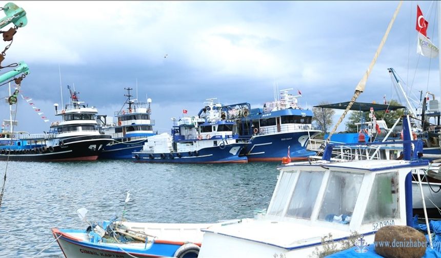 Ordu'da fırtına,  balıkçı tekneleri limanlara sığındı