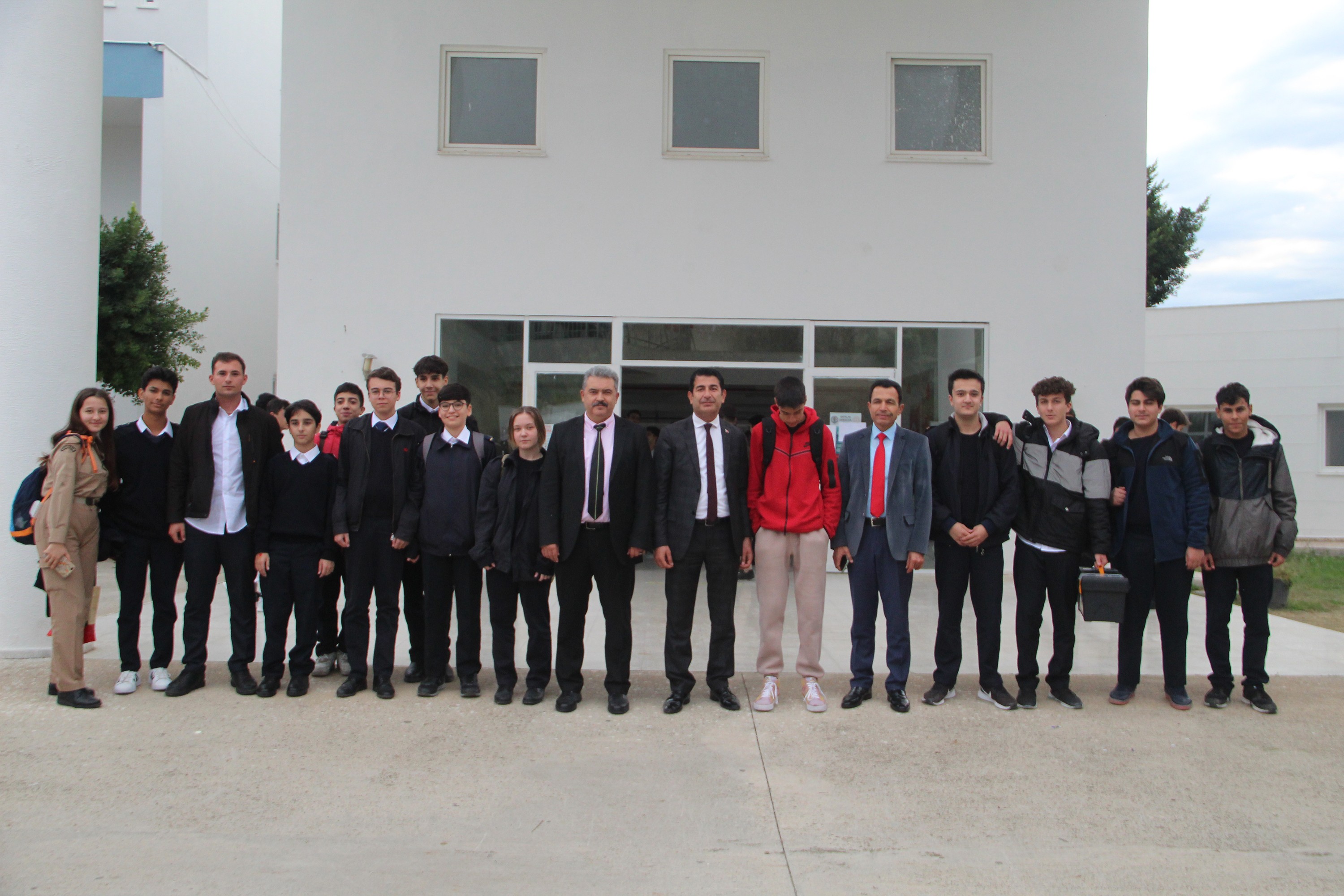 Denizcilik ve gemi yapımı alanlarında eğitim veren, sektöre nitelikli eleman yetiştiren Türkiye’nin önde gelen okullarından Fettah Tamince Mesleki ve Teknik (Denizcilik) Anadolu Lisesi, geleceğin denizcilerini yetiştiriyor. Erkek öğrencilerle birlikte 98 kız öğrencinin eğitim gördüğü okulda mezun olan öğrenciler, hem özel sektör hem de kamuda kolaylıkla istihdam edilmeleriyle öne çıkıyor. Kız öğrencilerin hedefi ise uzak yol kaptanlığı. 