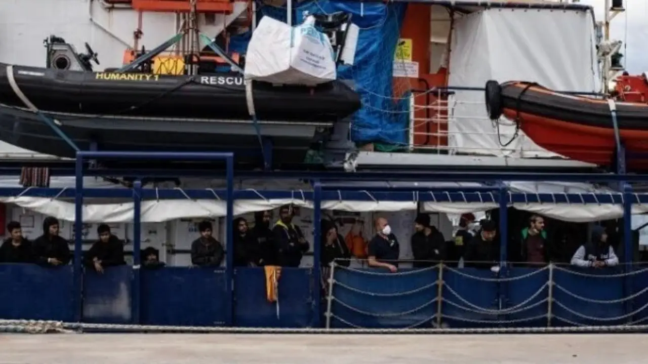 L’Italia impedisce agli uomini migranti di sbarcare dalle navi di soccorso – Deniz Haber