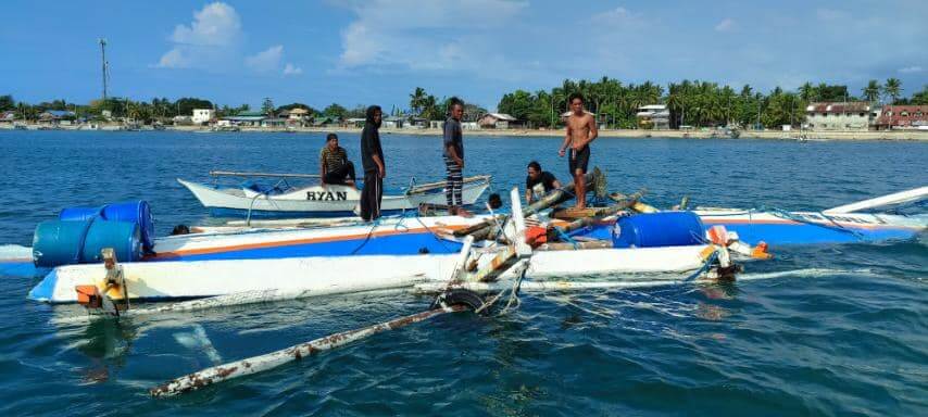 Çin yük gemisi Filipinler açıklarında demirli balıkçı teknesine çarptı1