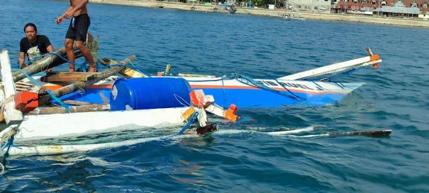 Çin yük gemisi Filipinler açıklarında demirli balıkçı teknesine çarptı2