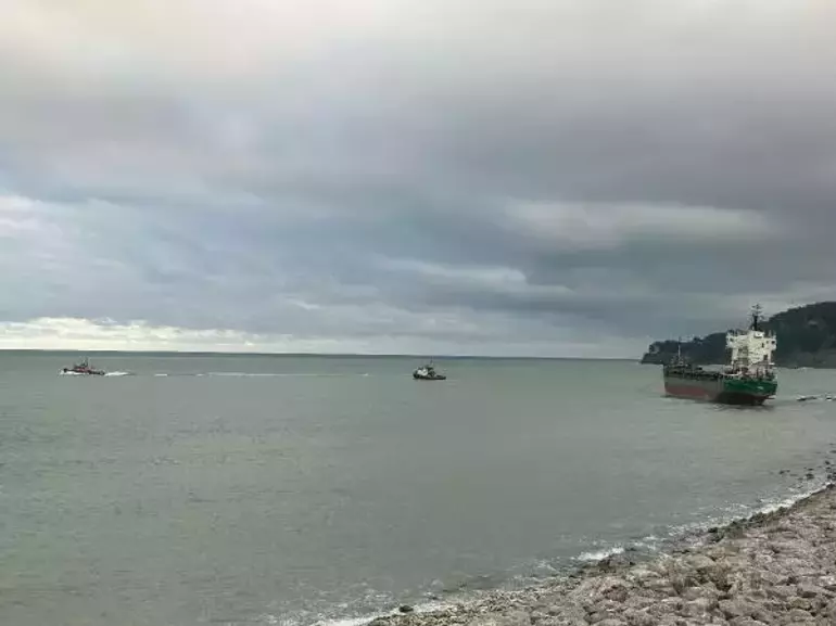 İnebolu'da karaya oturan gemi çekiliyor