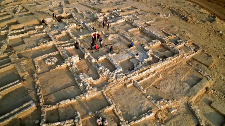 İsrail Eski Eserler Kurumu'nun Rahat'taki Kazısının Havadan Görünümü.