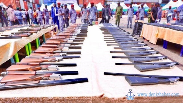 Nijerya Gümrüğü, Port Harcourt'un Onne Konteyner Terminali'nde Ele Geçirilen Silahları Gösteriyor