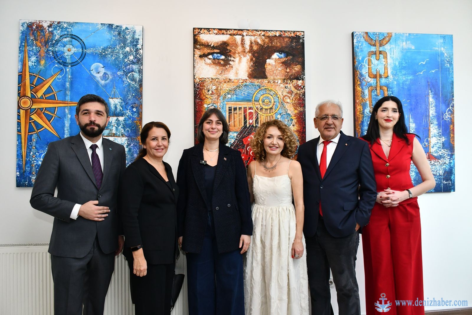 Ressam Ayşen Can, eşi Kapt. Mustafa Can, çocukları Nuri Mert Can ve Ceren Esin Can ile beraber kurdeleyi kesen “denizci” Üsküdar Belediye Başkanı Sinem Dedetaş,